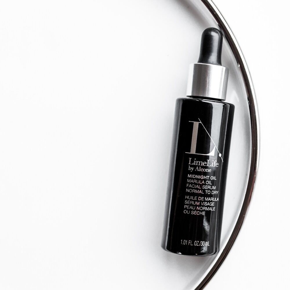 This moisturizing facial serum is enriched with antioxidants, essential oils and naturally derived emollients to help skin retain moisture, protect skin from dryness caused by environmental aggression and create luminous, glowing skin from the inside out. Use nightly to produce radiant, youthful skin while you sleep.